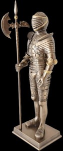 Ridderstatue med hellebard set fra ryggen – realistisk middelalderdesign